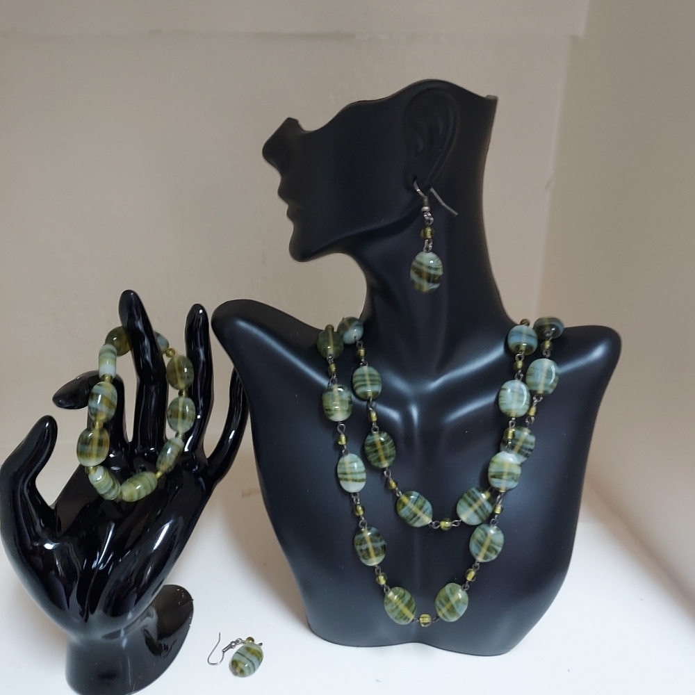 INFINITY STYLE JADE COLOR NECKLACE AND BRACLET W/ MATCHING EARRINGS